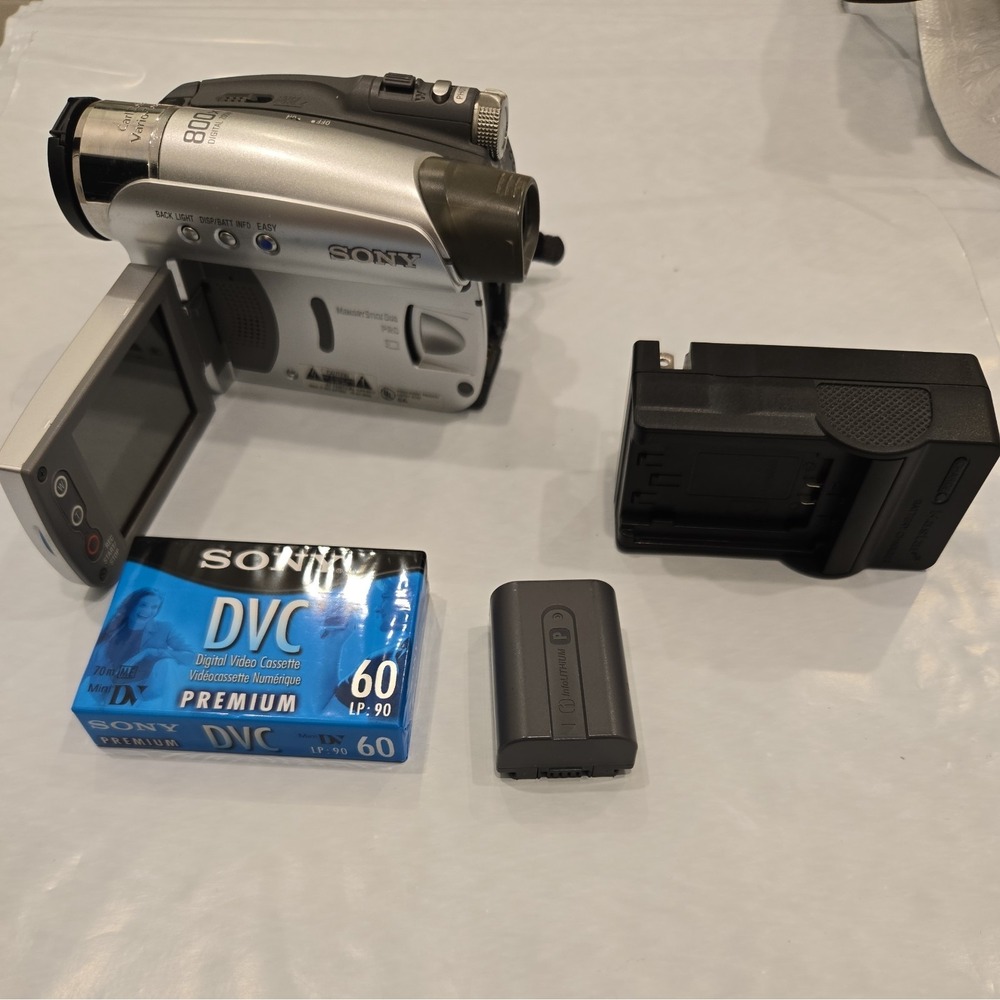 Sony Handycam DCR-DVD92 DVD Camcorder 20x Zoom Tested Case Charger Accessories